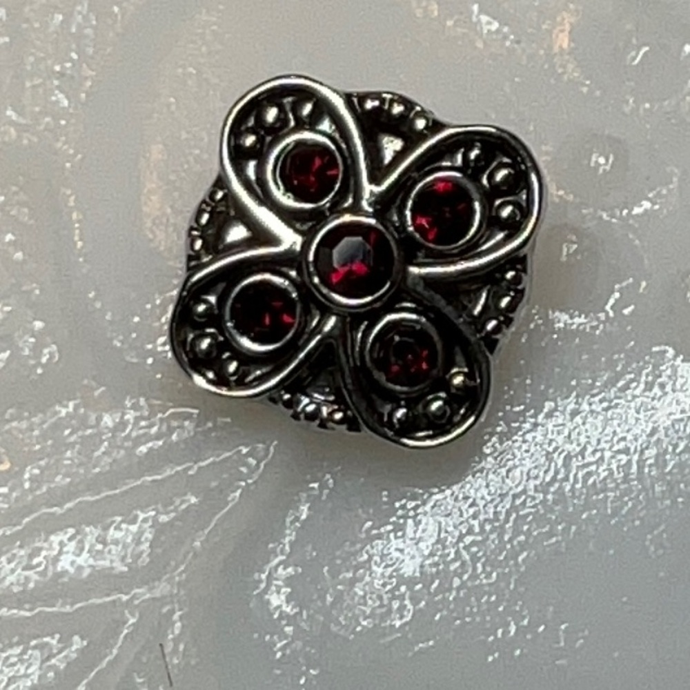 Petite Ginger Snap 12mm Silver-tone square with red rhinestone flower design